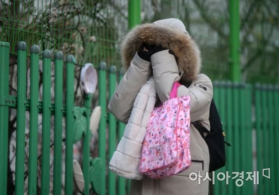 올겨울 가장 추운 날씨를 보인 24일 겨울방학을 마친 서울 양천구 목운초등학교 학생들이 등교를 하고 있다. /문호남 기자 munonam@