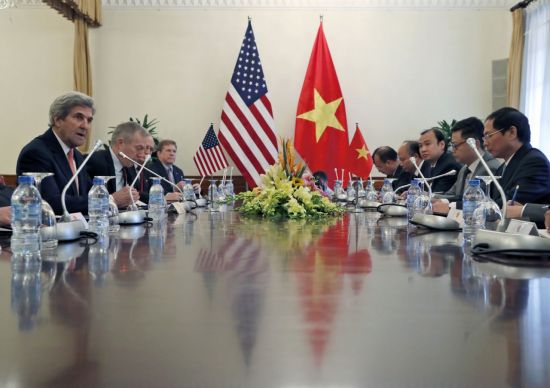 지난해 11월 베트남 다낭에서 TPP 참여 11개국 관계자들이 회의를 진행하고 있다. [이미지출처=AP연합뉴스]