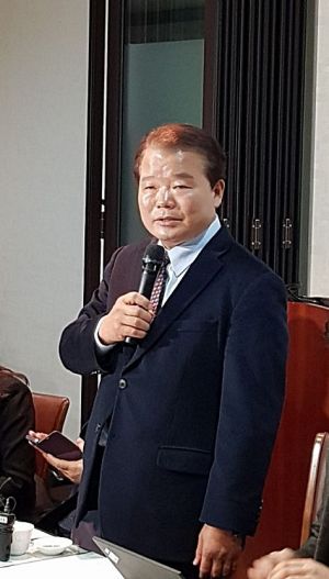 신한용 개성공단기업 비상대책위원장이 24일 서울 여의도 한 식당에서 열린 기자간담회에서 발언하고 있다.