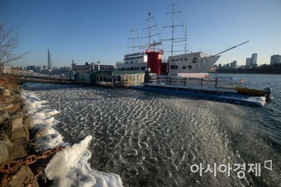 [포토]꽁꽁 얼어붙은 한강