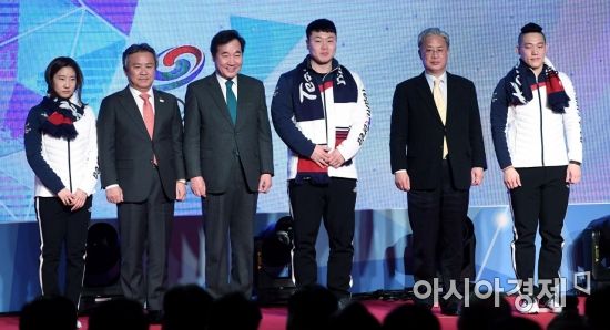 [포토] '평창올림픽 선전 기원 목도리 선물받은 선수들'