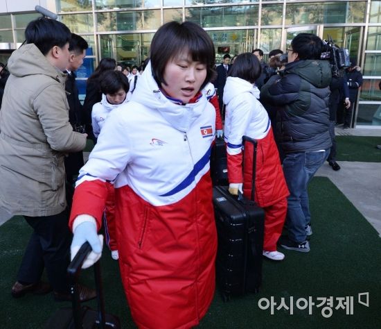 [포토]북한 여자 아이스하키 선수단, 남측으로