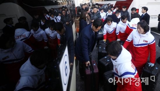 [포토]버스에 짐 싣는 북한 아이스하키 선수단