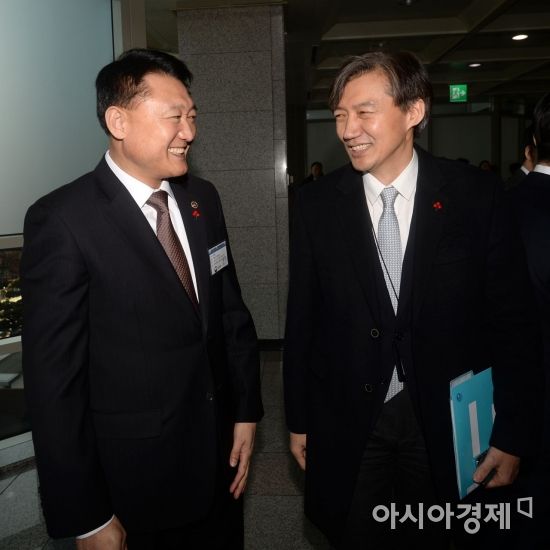 [포토]밝게 웃는 조국 민정수석과 이철성 경찰청장