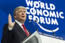 2018년 스위스 다보스에서 열린 세계경제포럼에 참석해 연설하고 있는 도널드 트럼프 미국 대통령. 다보스(스위스)=EPA 연합뉴스