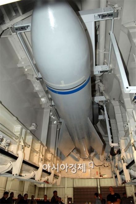美, 北 지하시설 타격 가능한 최신 ‘벙커버스터’ 실전 배치
