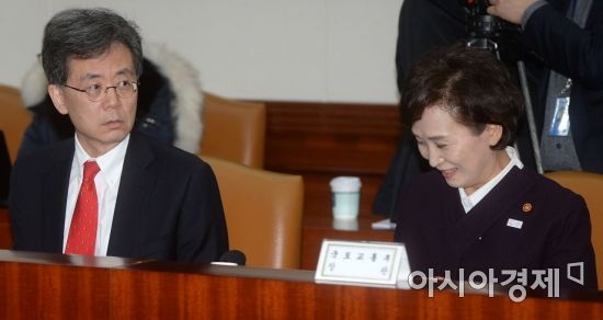 [포토]대화하는 김현종 산업부 통상교섭본부장과 김현미 국토부 장관