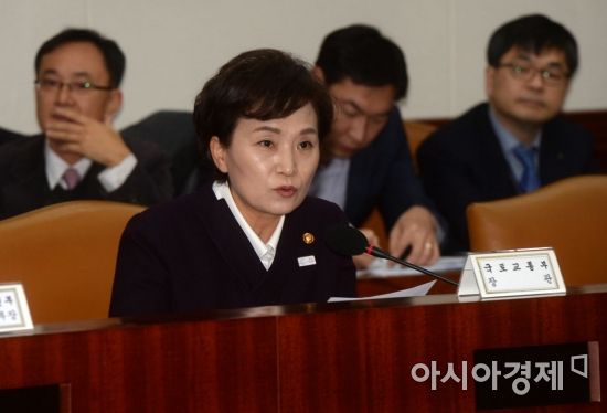 김현미 국토부 장관 "재건축 연한 40년 말한 적 없어"