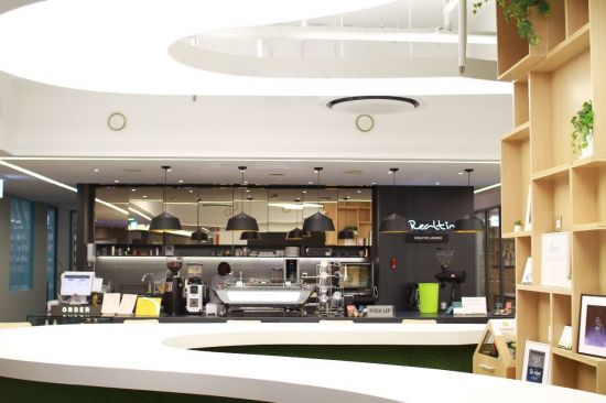 29일 서울 노량진 메가스터디타워 5층에 문을 연 '잇츠리얼타임' 내부 모습. 카페에서는 최상급 원두와 장비를 사용, 숙련된 바리스타가 만들어주는 커피를 맛볼 수 있다.