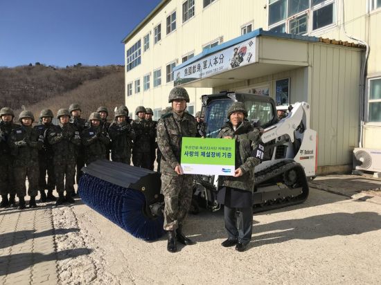 두산건설·두산인프라코어, 전방부대에 두산밥캣 장비 기증