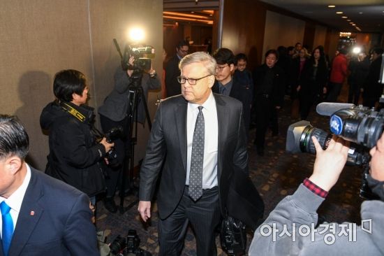 [포토]협상장으로 들어서는 마이클 비먼 미국 무역대표부