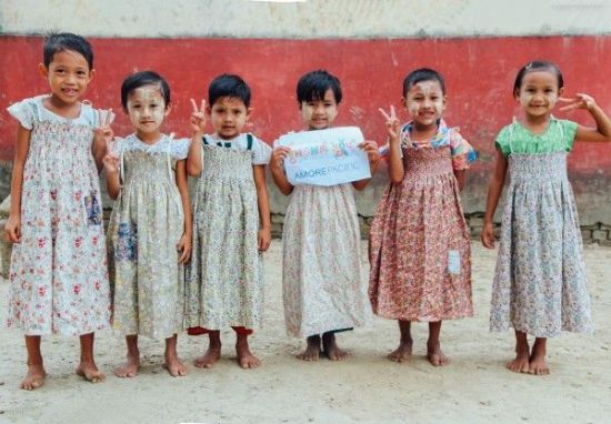 아모레퍼시픽이 진행한 원피스 만들기 캠페인 완성품이 더프라미스를 통해 미얀마 뚜청 마을 어린이들에게 전달됐다.