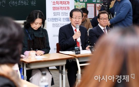[포토] 간담회 하는 홍준표 한국당 대표