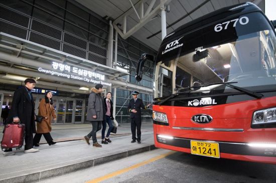 광명역 도심공항터미널 이용객들이 인천공항행 버스에 올라타고 있다. 코레일 제공