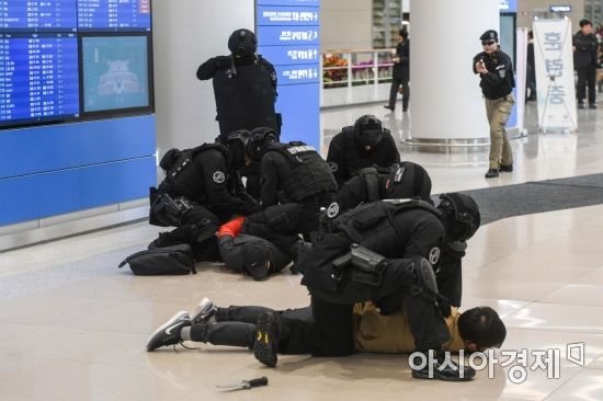 [포토] 인천공항 테러범 제압 훈련
