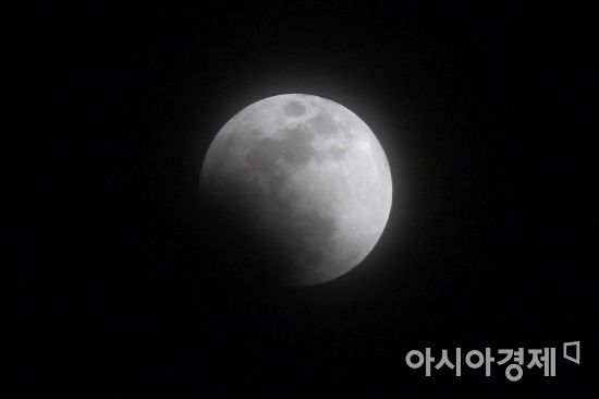 [포토] 시작된 개기월식