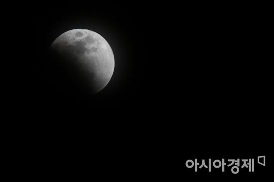 [포토] '달에 드리운 지구 그림자'