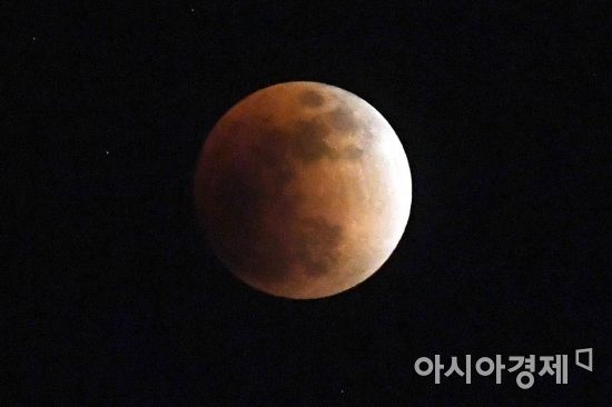 [포토] 슈퍼문에서 블러드문으로, '서울 하늘에 펼쳐진 우주쇼'