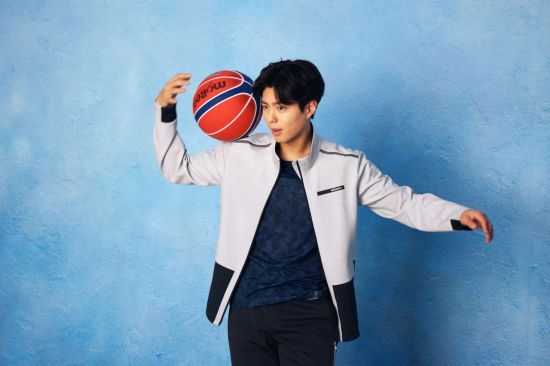  '신상' 아이더 입은 박보검…"장난꾸러기 같은 표정"