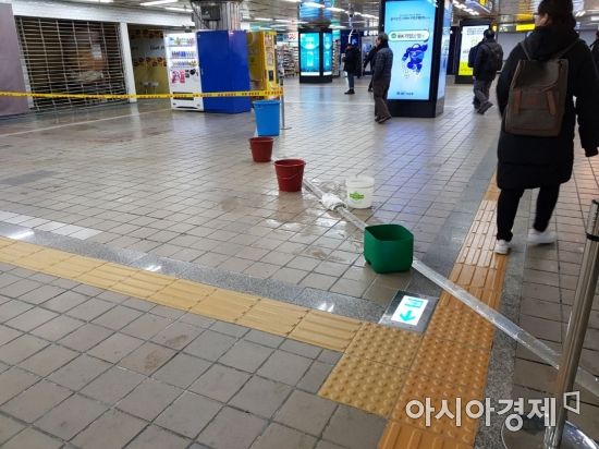 지난달 30일 오후 서울 지하철 2호선 을지로입구역에서 발생한 동파사고로 인해 천장에서 물이 떨어지고 있다. (사진=금보령 기자)