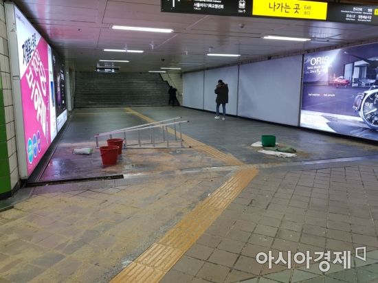 지난달 30일 오후 서울 지하철 2호선 을지로입구역에서 동파사고가 발생해 바닥에 모래를 뿌려두는 등 긴급조치를 취했다. (사진=금보령 기자)
