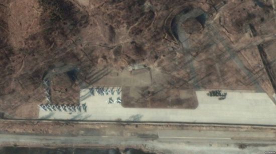 지난해 2월 15일 북한 원산 갈마국제공항을 찍은 위성사진에서 전투기 20여대가 계류돼 있는 모습이 보인다(사진=구글어스).