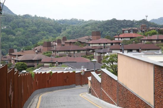 [두 남자의 도시이야기] 왜 드라마 속 사모님들은 다 '평창동'에 살까?