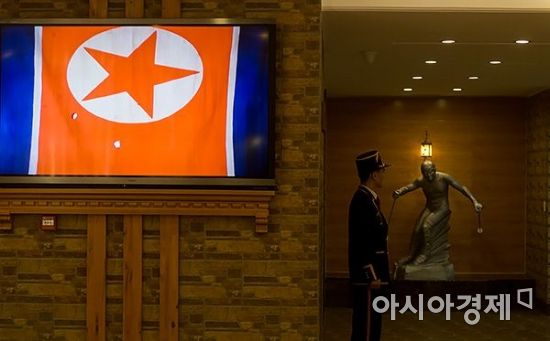 1일 북한 강원도 원산 인근에 위치한 마식령스키장에서 호텔 관계자가 근무를 서고 있다./원산=사진공동취재단