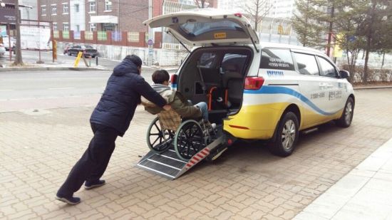 [오늘은 장애인의 날] 장애인 울리는 ‘장애인 콜택시’…지역마다 다른 규정에 발 묶인 교통약자들