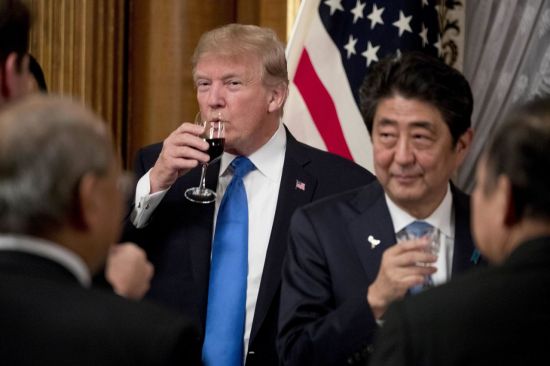 아베 신조 일본 총리(왼쪽)와 도널드 트럼프 미국 대통령 [이미지출처=AP연합뉴스]