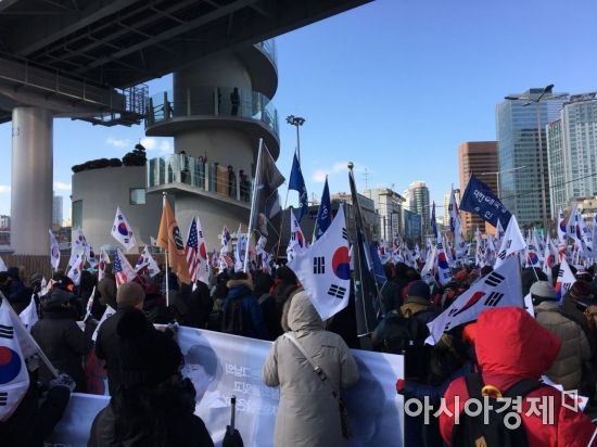 3일 서울역 광장에서 열린 태극기 집회에서 참가자들이 행진을 하고 있다.(사진=조한울 수습기자)
