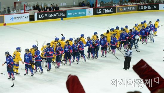 [포토] 여자 아이스하키 단일팀, 스웨덴에 1대3 패배