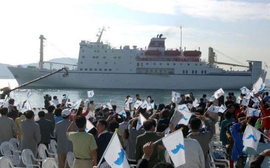 전세기 이어 만경봉92호…흔들리는 대북제재
