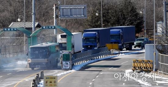 [포토] 남북출입국사무소 들어서는 북한 공연단 선발대