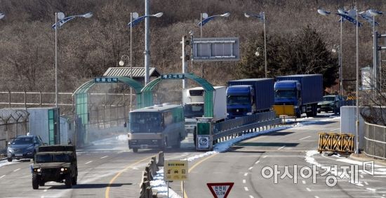 [포토] 경의선 육로로 입경하는 북한 공연단 선발대