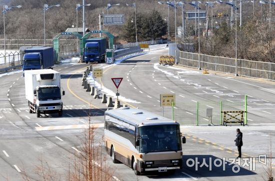 [포토] 북한 공연단 선발대와 장비 운반 차량 입경