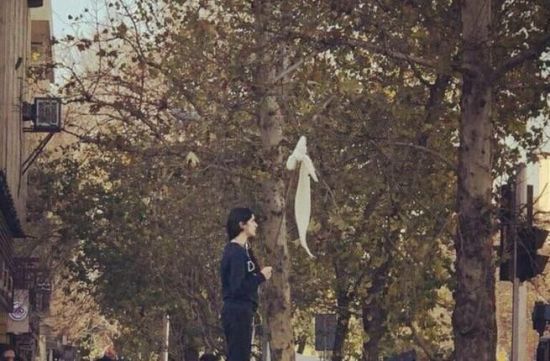 이란에서 히잡 착용을 반대하는 시위 중인 여성 [사진=트위터 캡쳐]