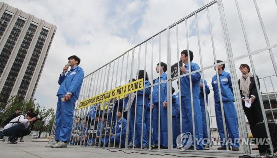 [어떻게 생각하십니까]군대 갔다 온 나 비양심인가요?…양심적 병역거부 논란
