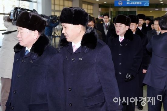 [포토] 입경하는 북한 공연단 선발대