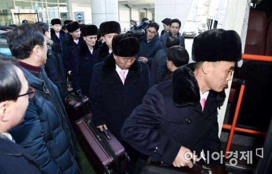 [포토] 버스 올라타는 북한 공연단 선발대