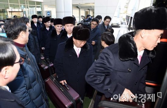 [포토] 입경하는 북한 공연단 선발대