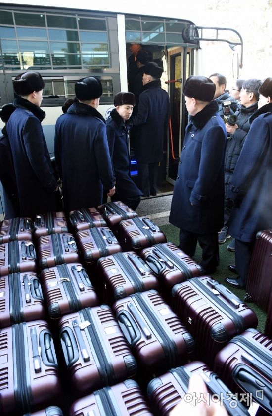 [포토] 북한 공연단 선발대, 한가득 짐보따리 들고 입경