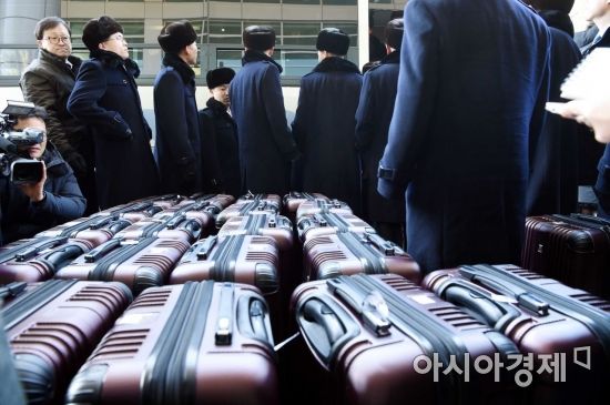[포토] 북한 공연단의 짐꾸러미