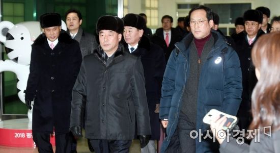 [포토] 입경하는 북한 공연단 선발대