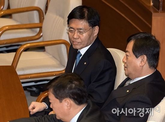 [포토] 국회 본회의 출석한 최교일 의원