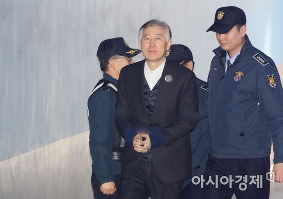 [포토] 항소심 선고 출석하는 최지성 전 미래전략실장