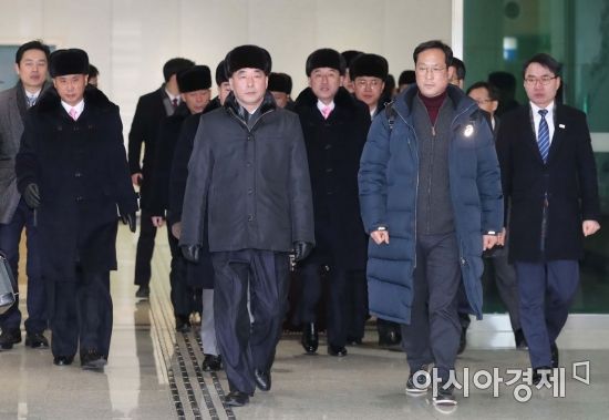 [포토] 남북출입국사무소로 입경하는 북한 예술단 선발대