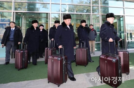 [포토] 경의선 육로로 입경한 북한 예술단 선발대