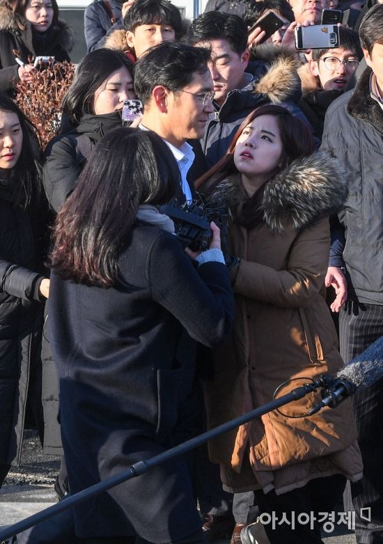 [포토] 취재진 질문 받는 이재용 삼성전자 부회장