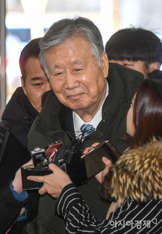 '4천억대 횡령·배임' 이중근 부영 회장 첫 재판서 일부 혐의 부인
